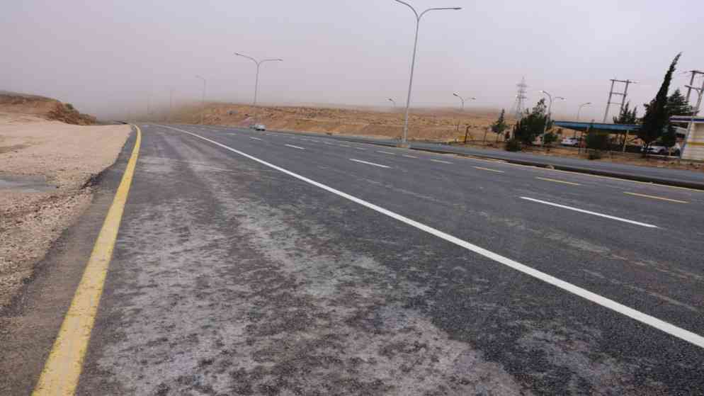 وفاة وإصابتان بحادث مروّع على الطريق الصحراوي