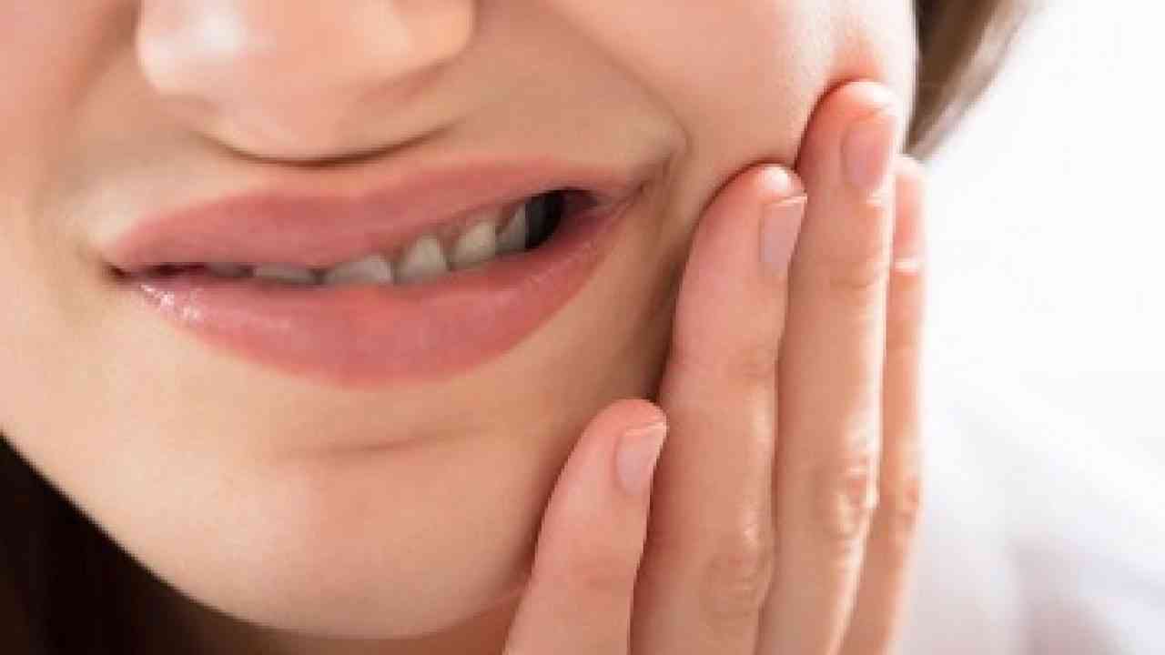 ألم الأسنان يدفع فتاة أردنية إلى سلوك خطير