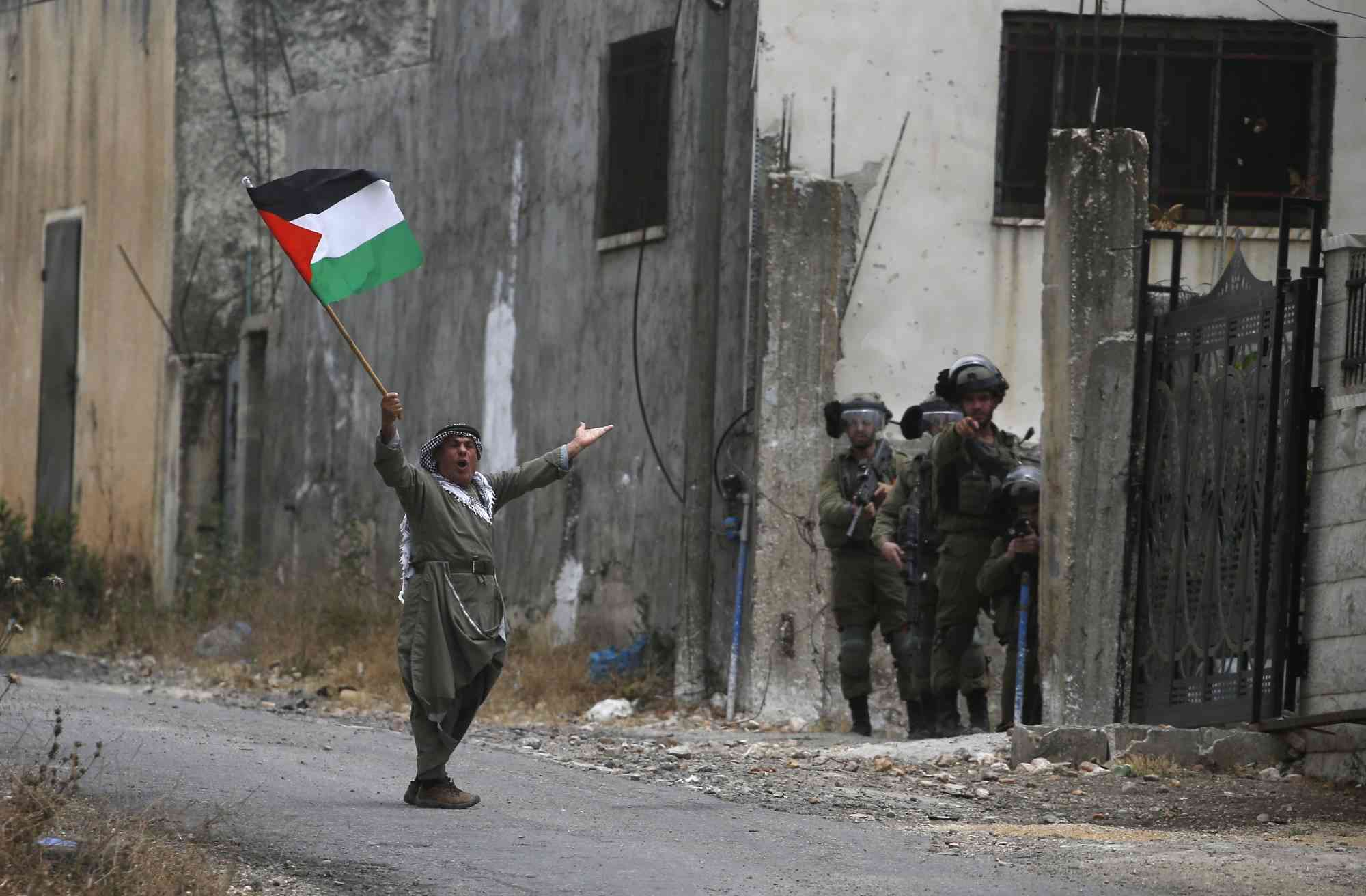 إعلام عبري: حماس تطالب بالإفراج عن كل قادة الانتفاضة الثانية - أسماء