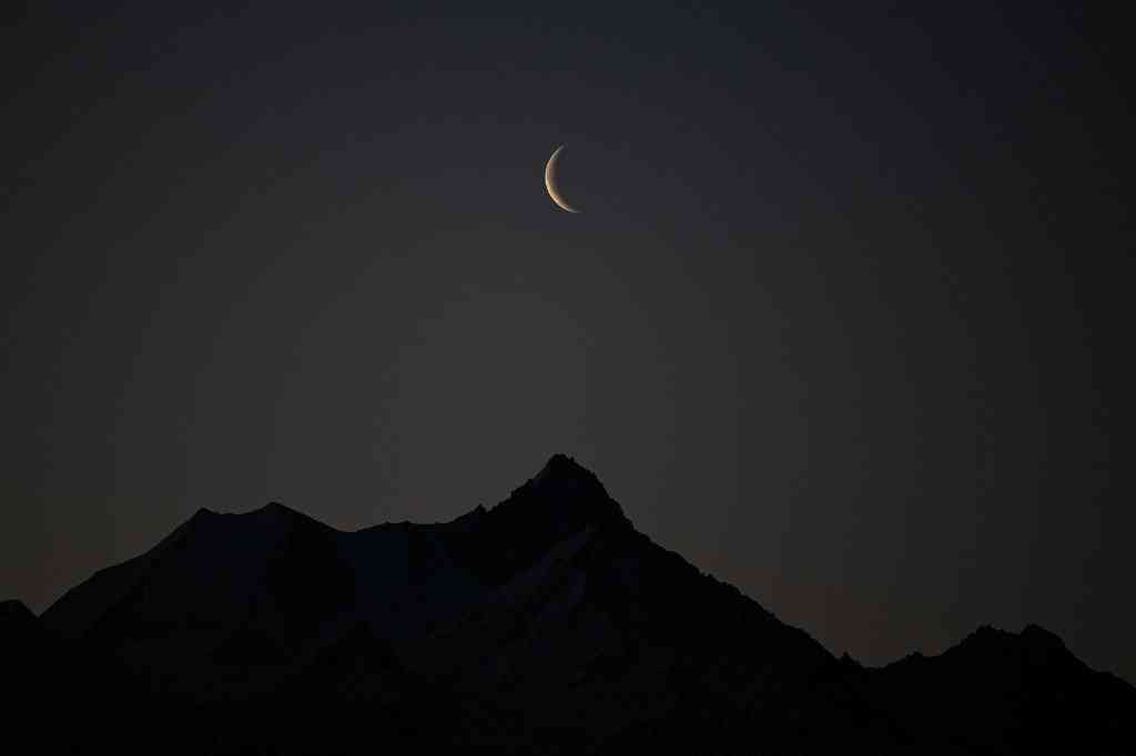 مركز الفلك الدولي يلتقط أول صورة لهلال رمضان.. شاهد