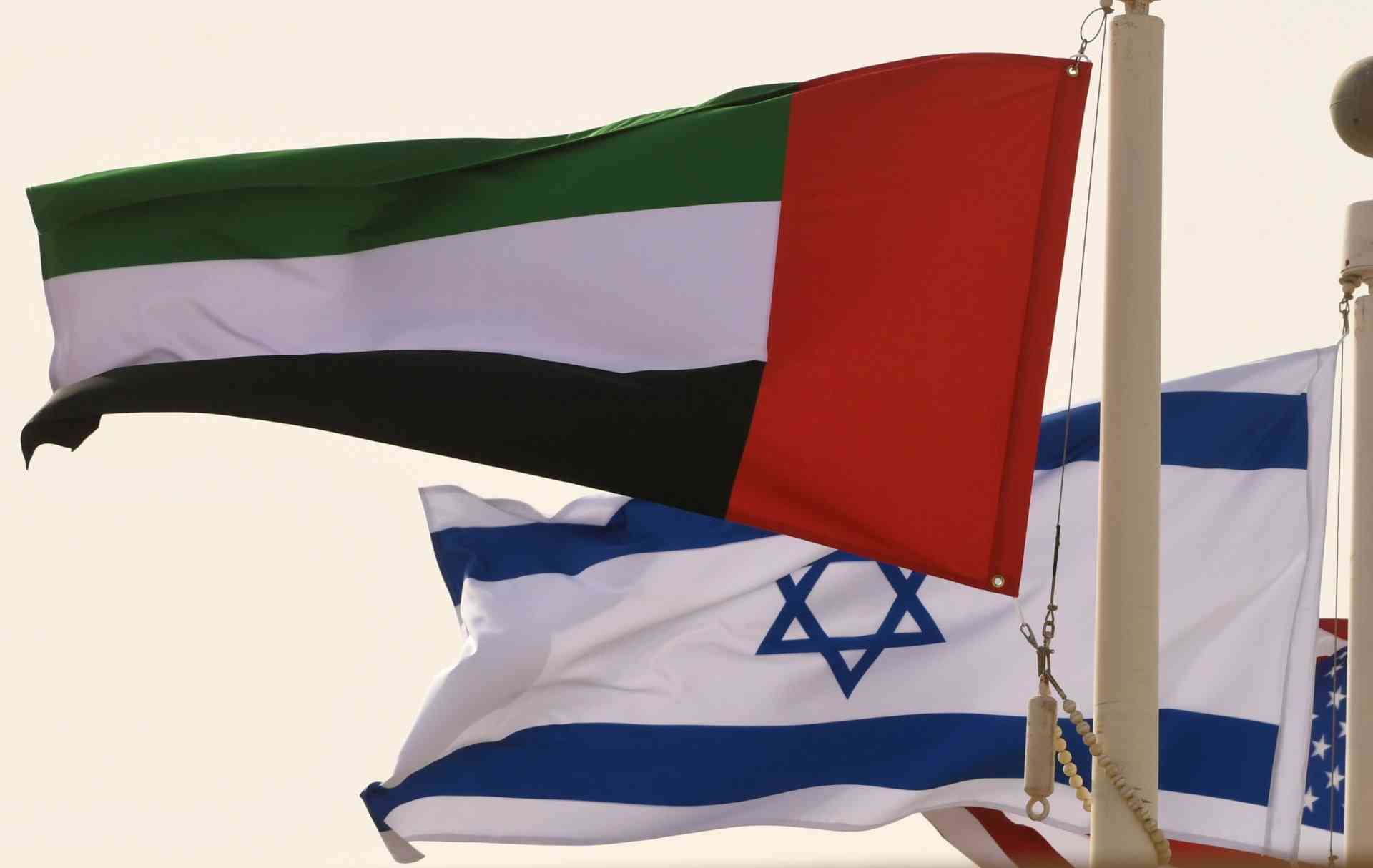 الإمارات تلوح بوقف الجسر التجاري البري مع إسرائيل