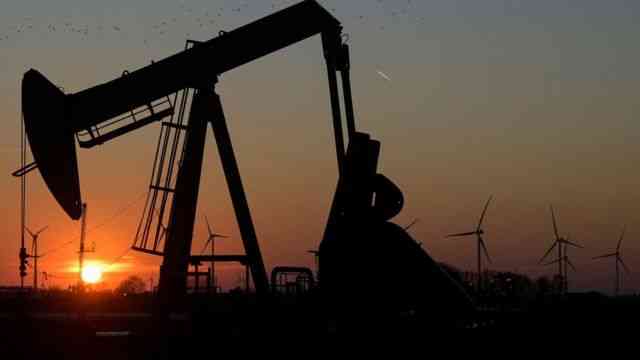 انخفاض أسعار النفط عالميـا