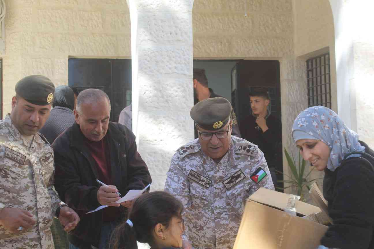 الجيش يوزع طروداً خيرية على عدد من الأسر العفيفة