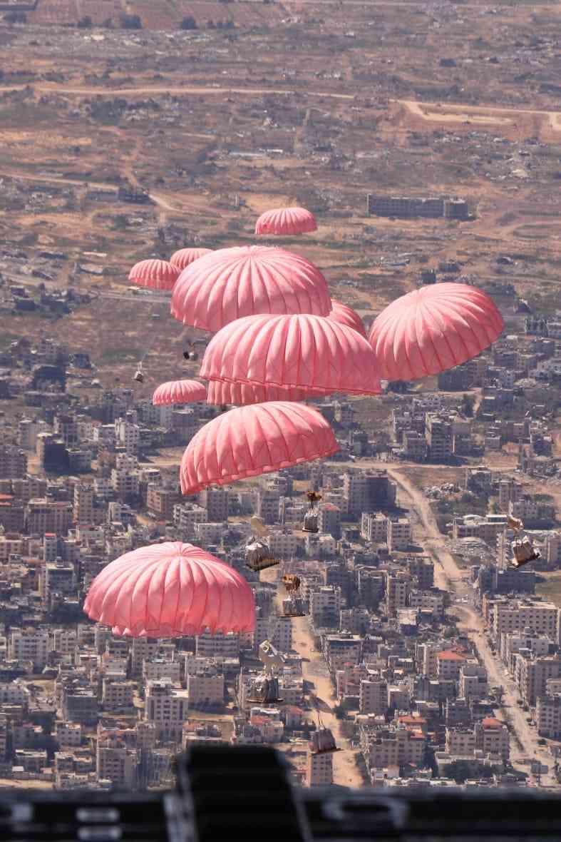 صقور الأردن تنفذ إنزالًا جويًا في سماء القطاع - صور