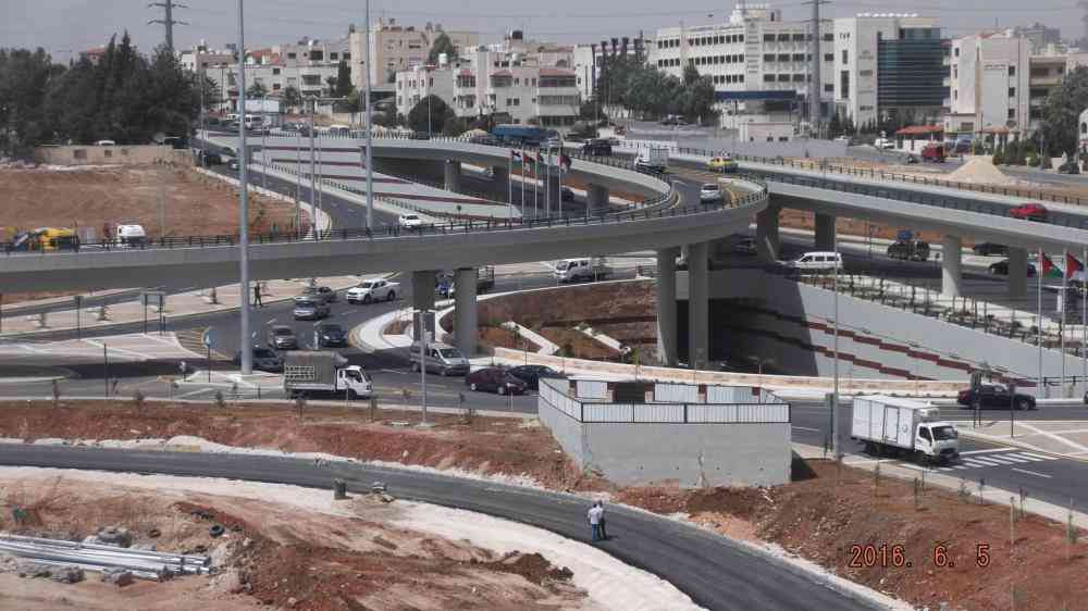 تعطل مركبة يسبب أزمة خانقة فوق جسر النهضة