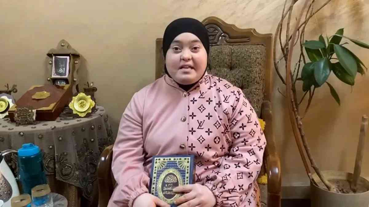 الأردنية روان دويك تحفظ القرآن الكريم رغم إصابتها بمتلازمة داون