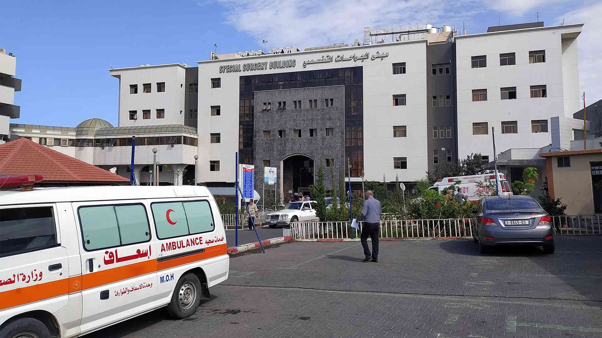 جيش الاحتلال يهاجم مجمع الشفاء الطبي