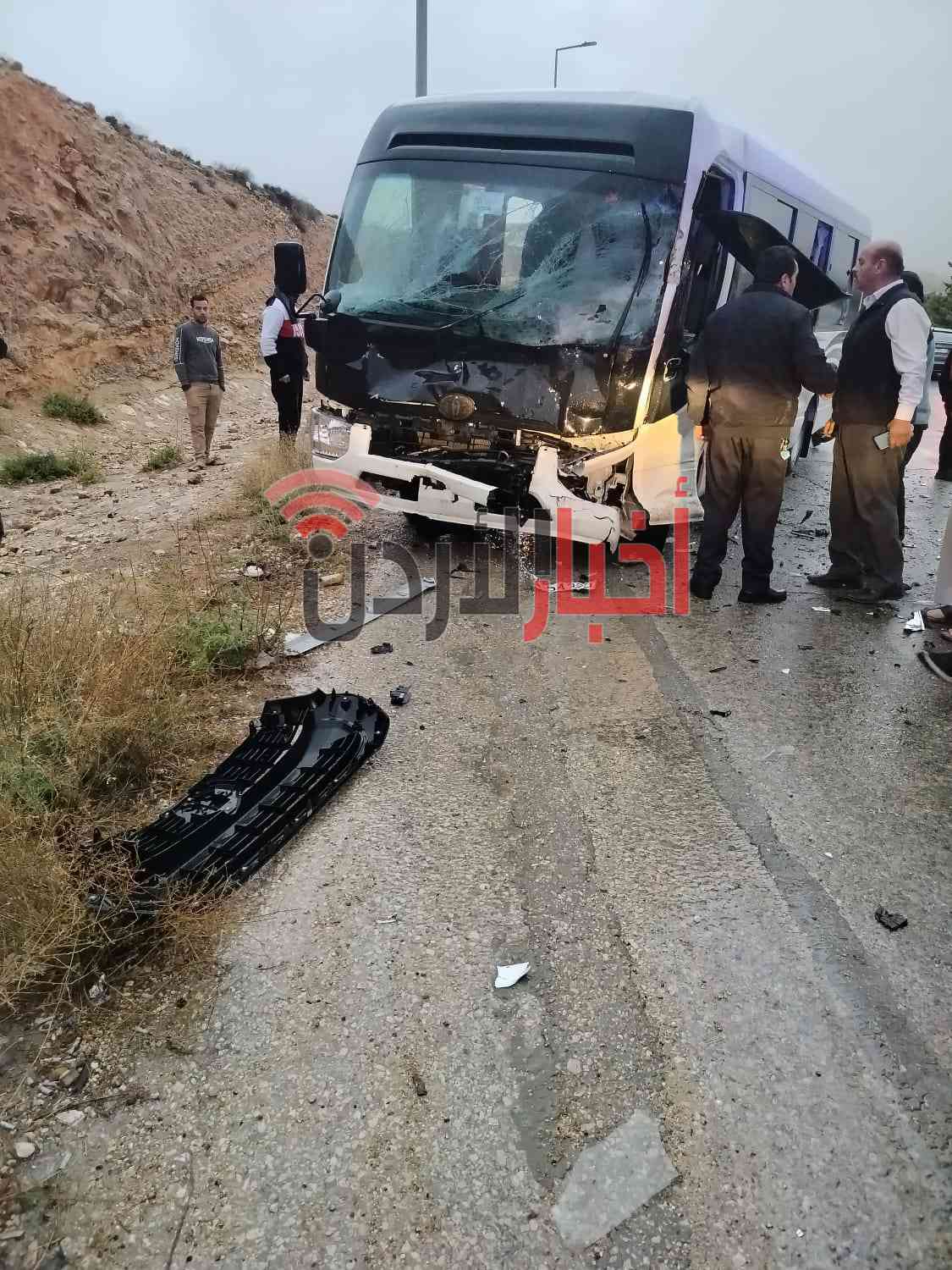 حادث سير بين حافلة ومركبة في وادي موسى ( صور)