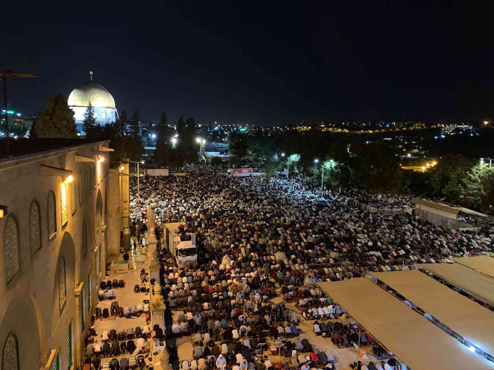 أكثر من 100 ألف في المسجد الأقصى (فيديو)