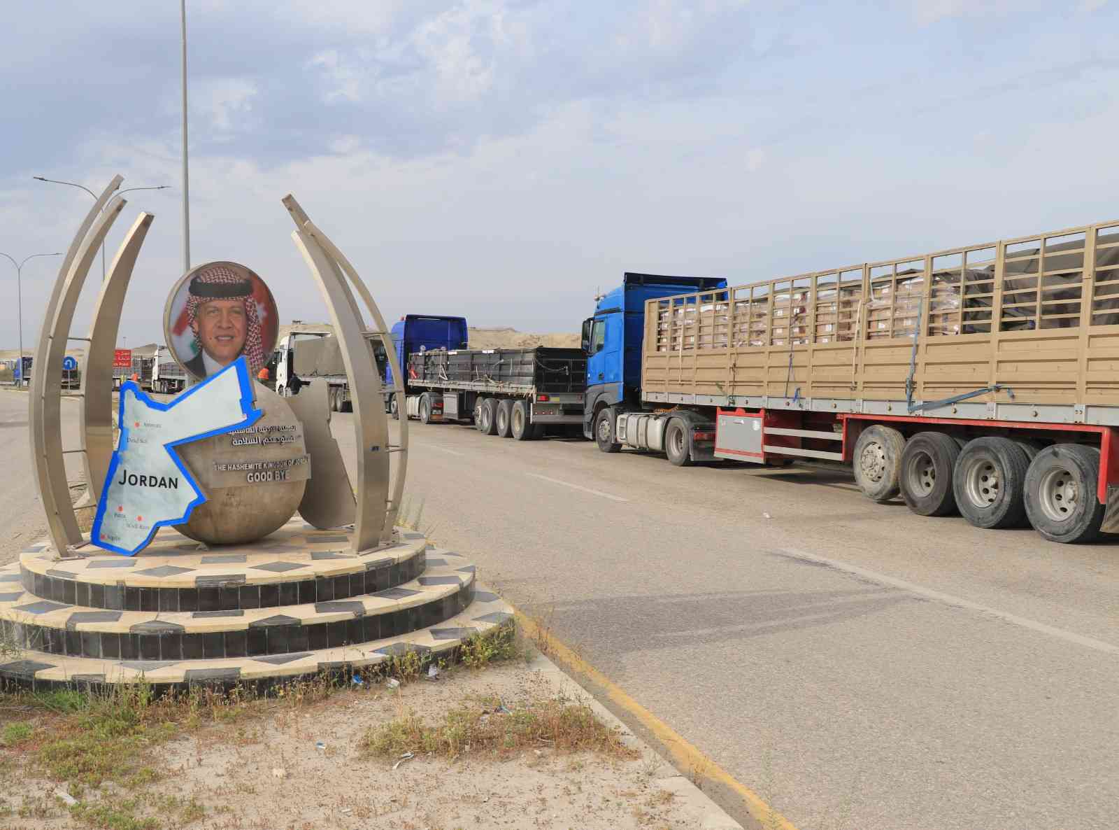 القوات المسلحة ترسل 25 شاحنة مساعدات إنسانية إلى القطاع (صور)