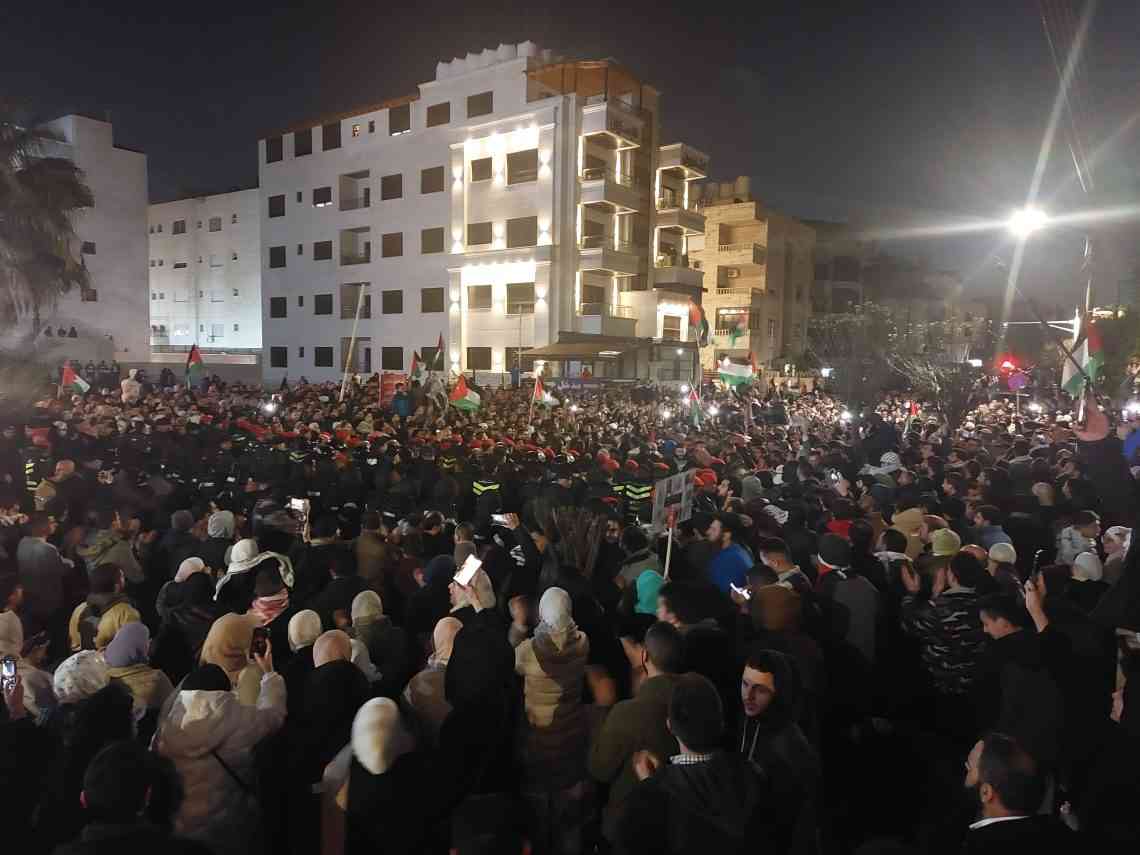 الأمن يمنع آلاف المحتجين من الوصول الى السفارة الإسرائيلية في عمان (فيديو)