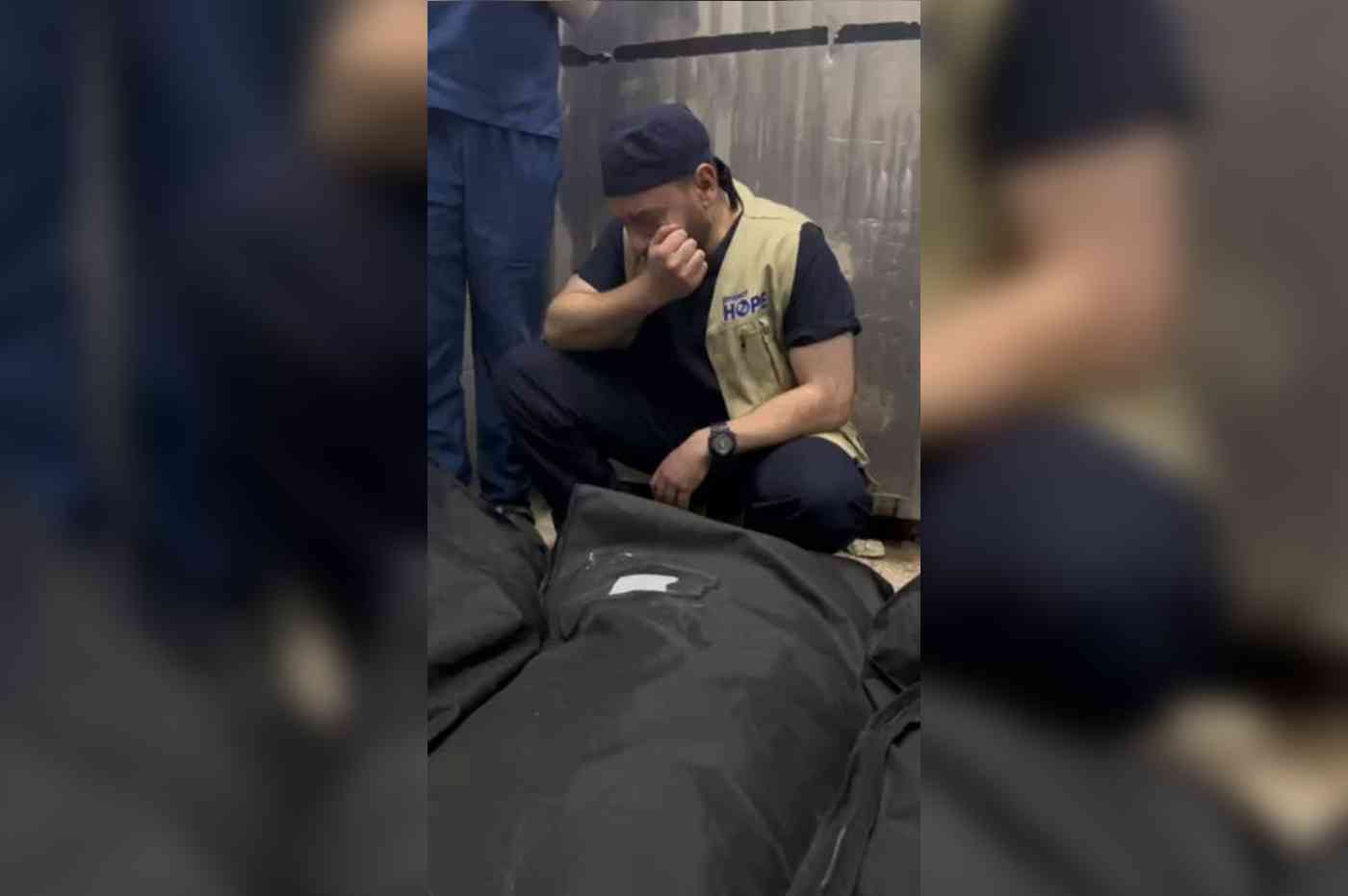 طبيب أردني يبكي بحرقة بعد أن اشتم رائحة مسك الشهداء (فيديو)