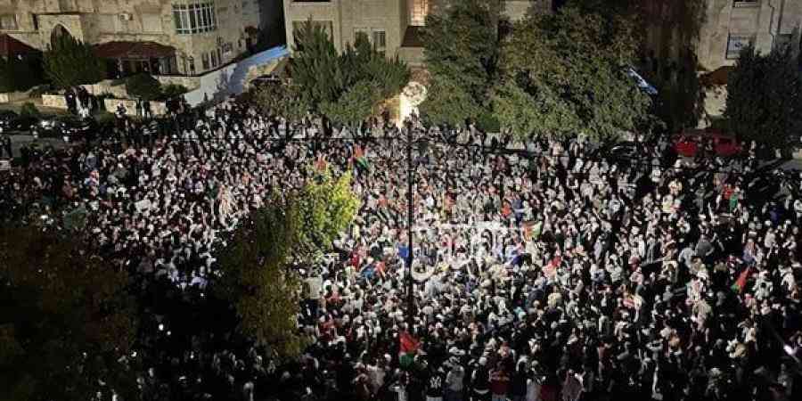 آلاف المحتجين بمحيط السفارة الإسرائيلية في عمان (فيديو)