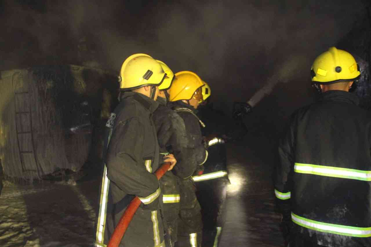 الامن يسيطر على حريق اندلع في ثلاثة صهاريج نفطية في إربد (صور)