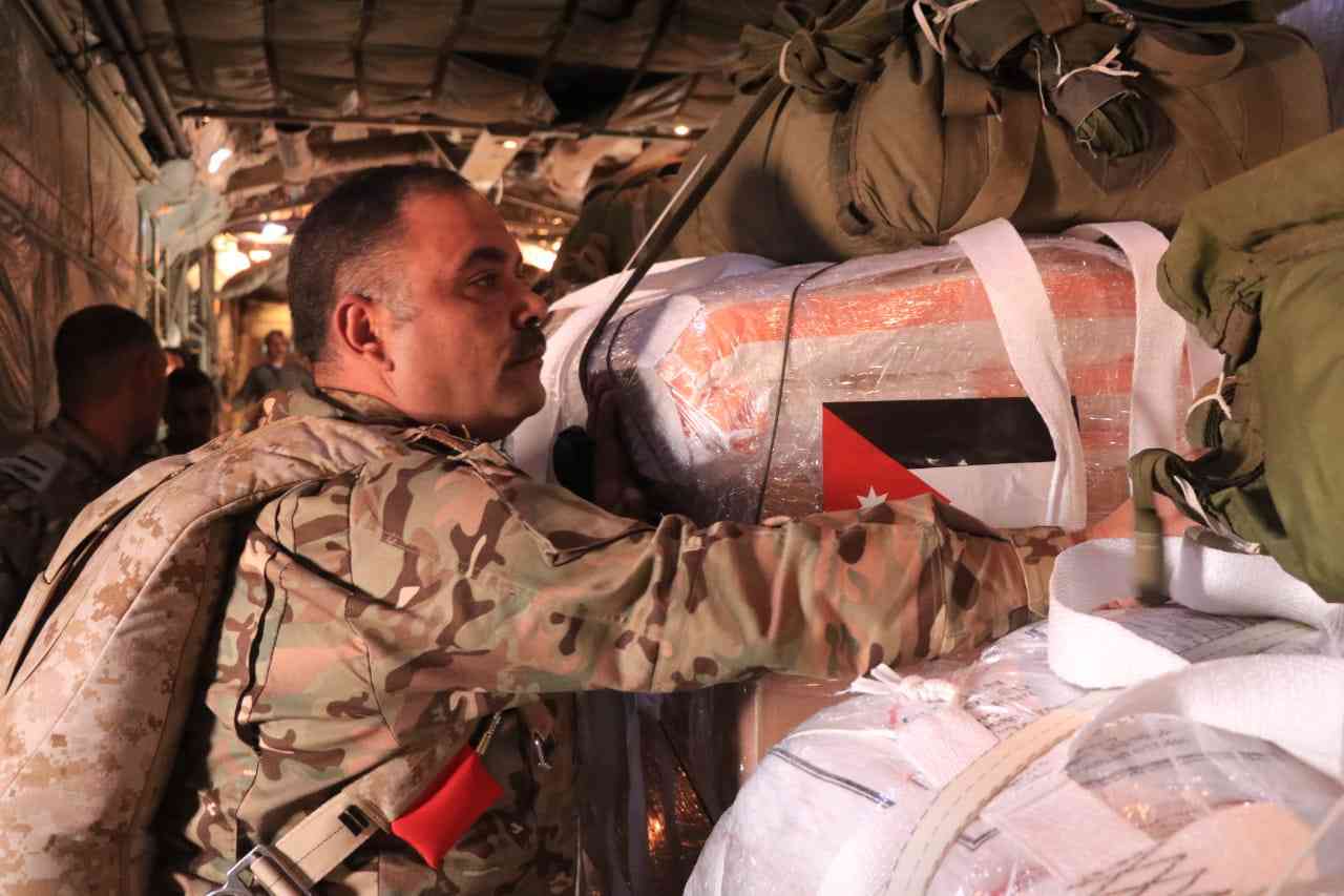 8 إنزالات جوية جديدة لمساعدات تنفذها القوات المسلحة بمشاركة 6 دول - صور