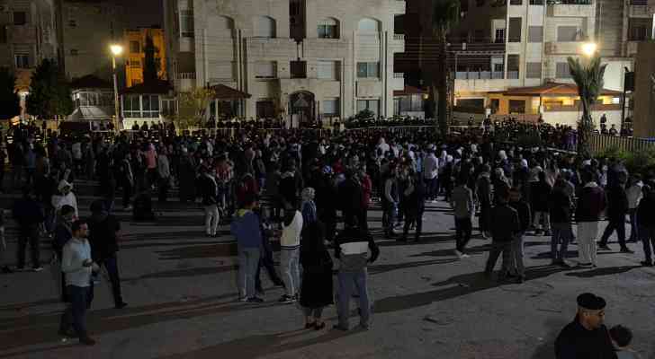 أردنيون يواصلون التظاهر في محيط سفارة الاحتلال بعمان تضامنا مع غزة (فيديو)