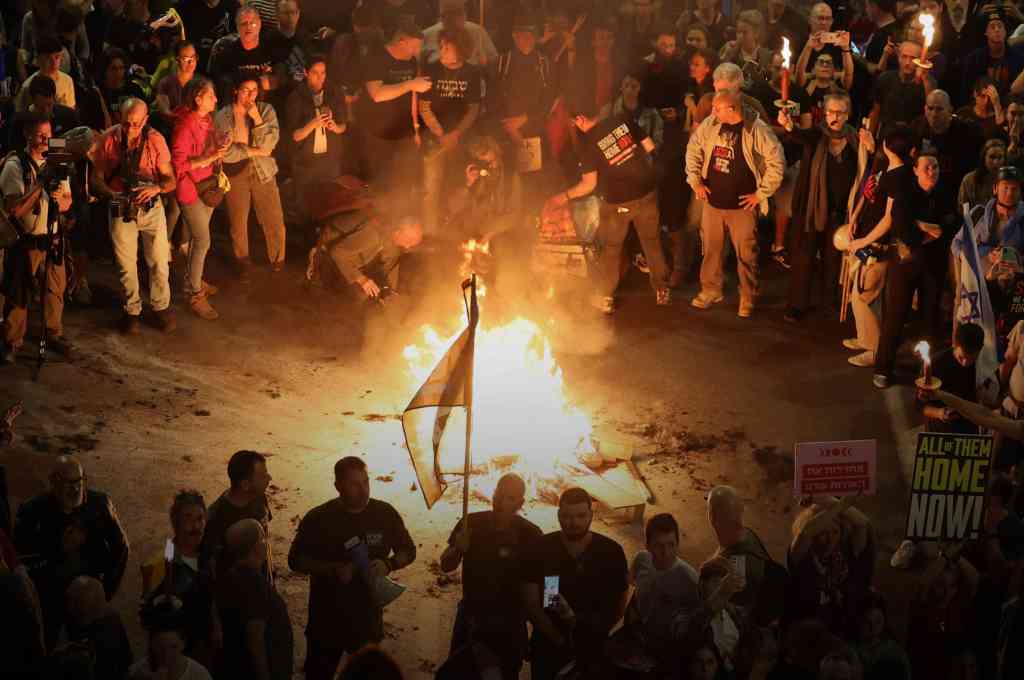 أهالي الأسرى الاسرائيليين يهددون بحرق البلاد