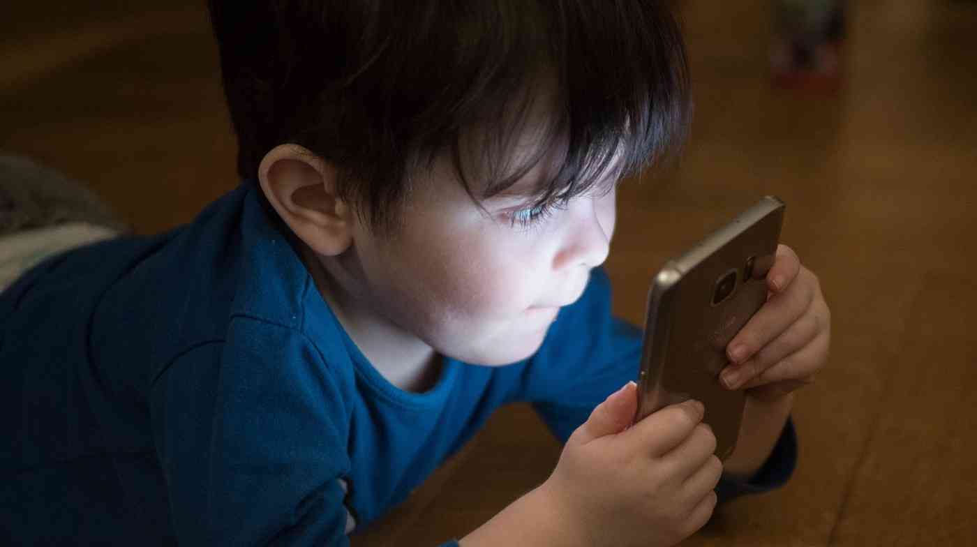 استشاري يحذر من مشاكل إدراكية وسلوكية لدى مستخدمي الهواتف من الأطفال