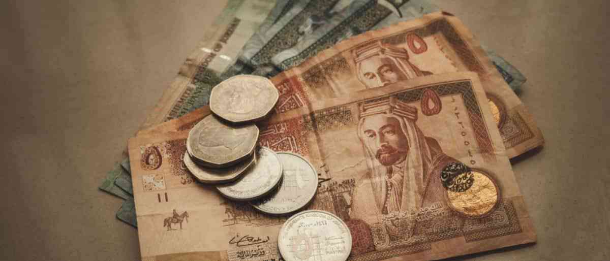 رصد مبالغ مالية مزورة في عمان (صورة)