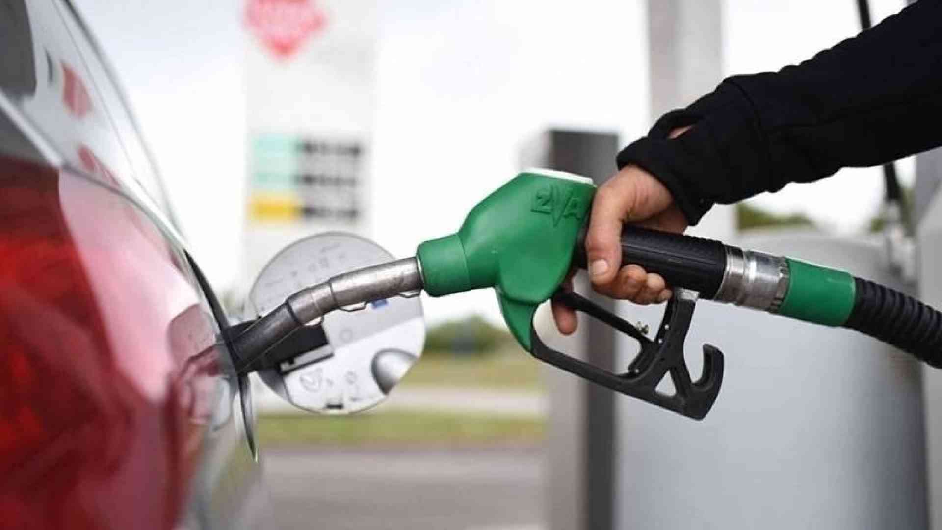 الحكومة ترفع سعر البنزين وتخفض الديزل