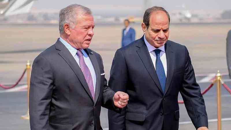 الملك والملكة وولي العهد يستقبلون الرئيس المصري وعقيلته