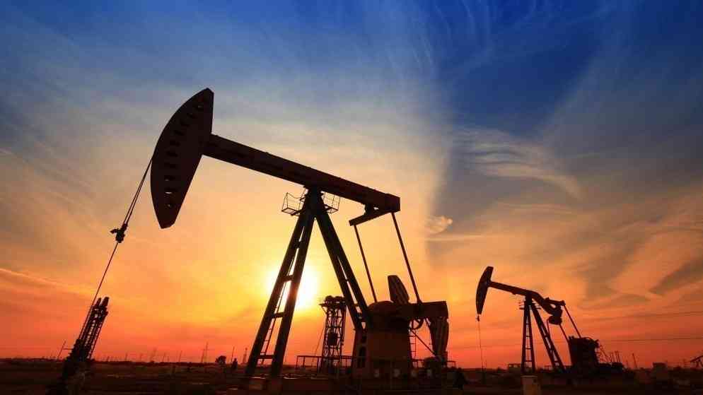 النفط يتشبث بمكاسبه مع مراهنة المستثمرين على قلة الإمدادات