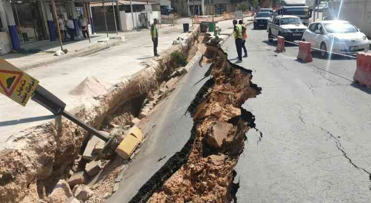 انهيار جزء من شارع رئيسي في إربد