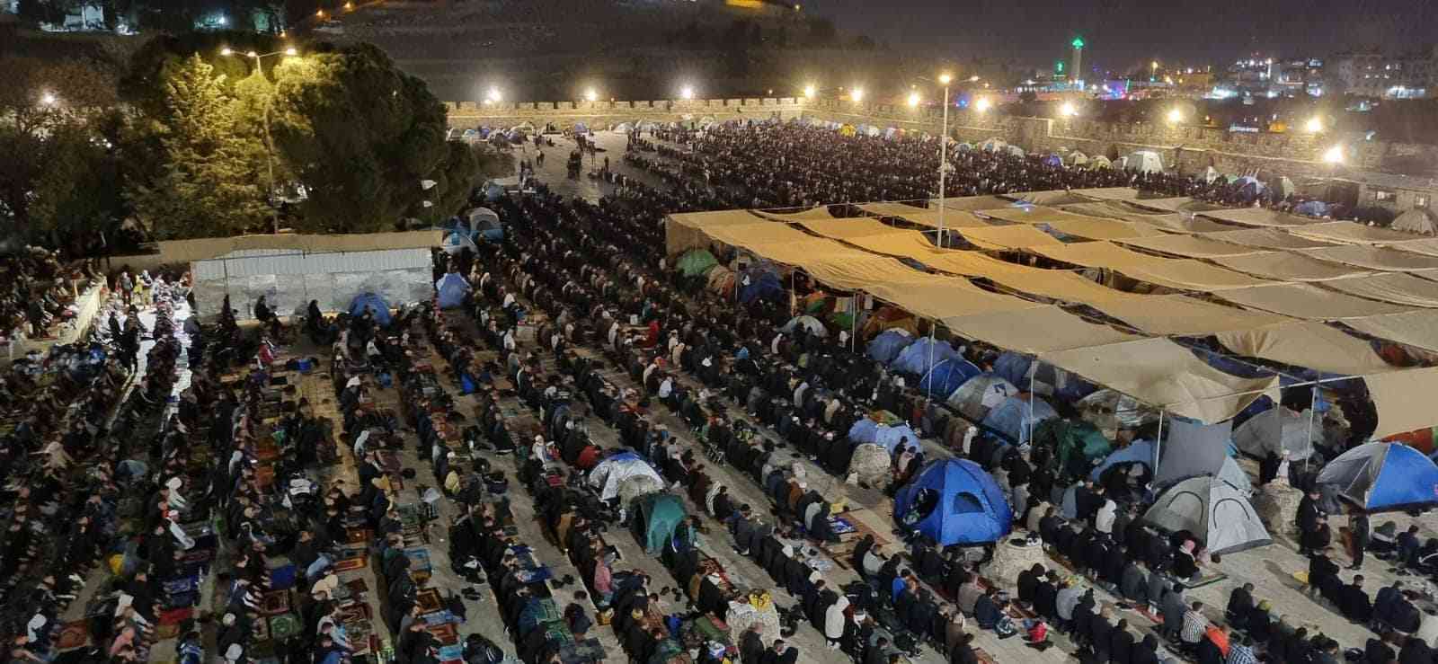 200 ألف يؤدون صلاتي العشاء والتراويح في المسجد الأقصى (صور)