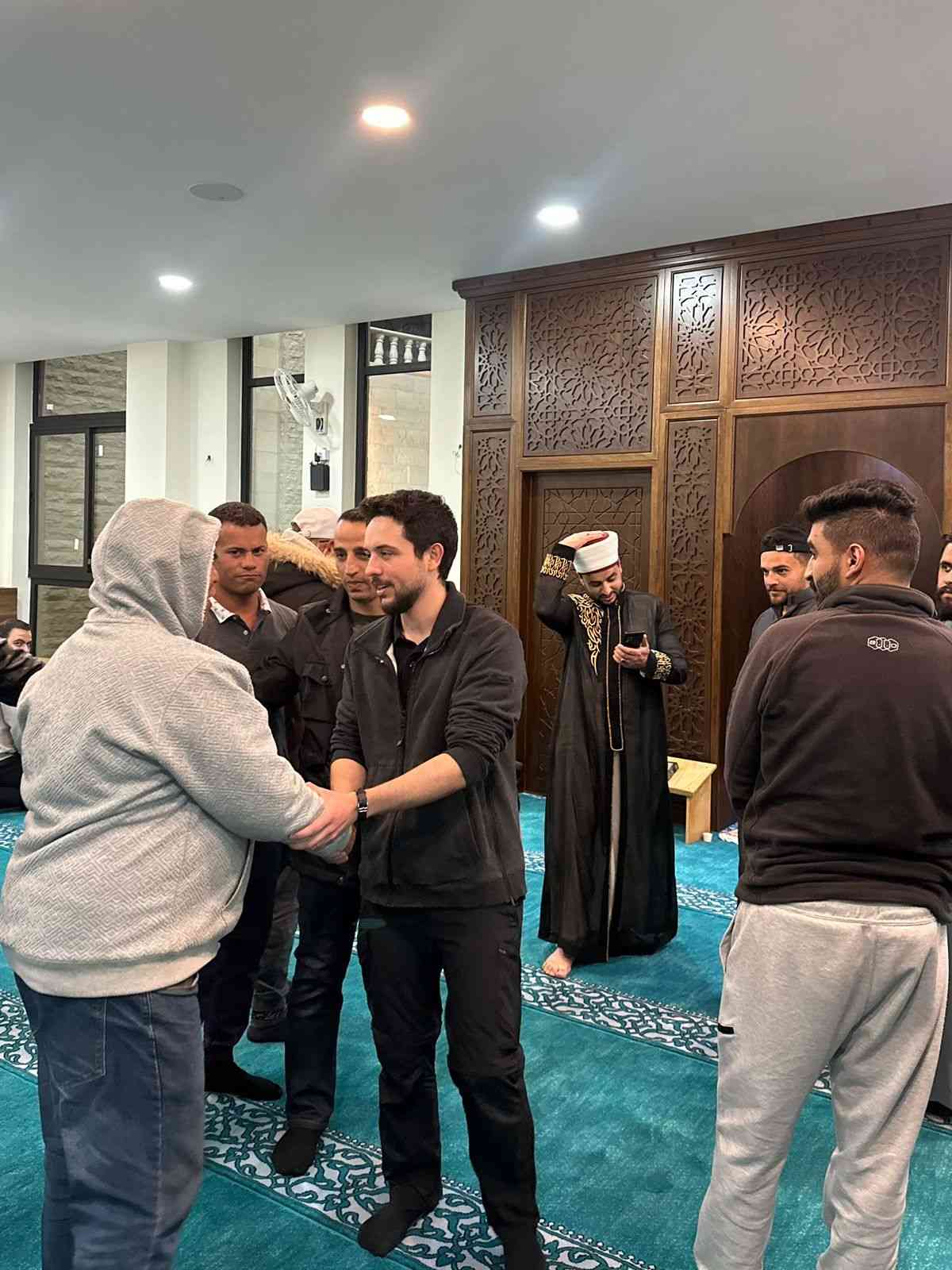 ولي العهد يحيي ليلة القدر في مسجد محمد زيد الدجاني