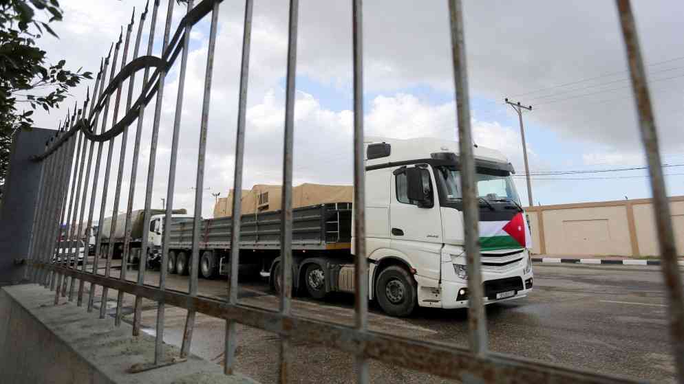 الأردن يُسير أكبر قافلة مساعدات برية للأهل في غزة (صور)