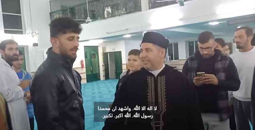 شاب يعلن إسلامه في أحد مساجد عمّان (فيديو)