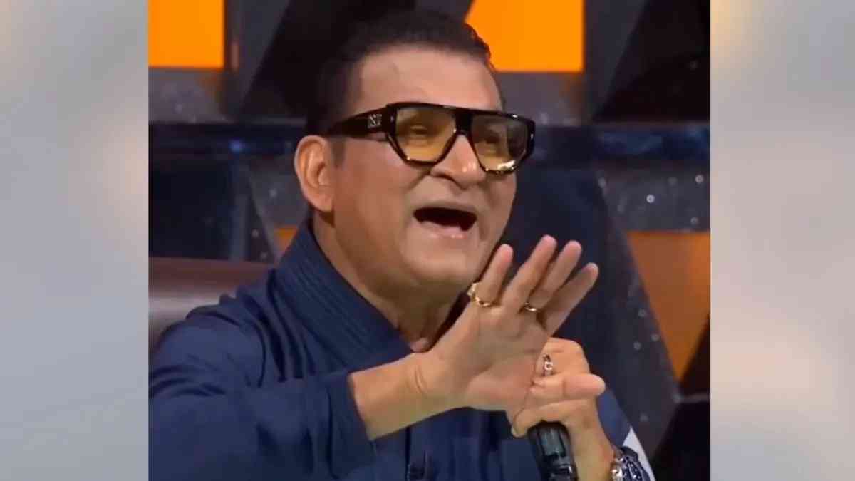 فيديو يُظهر الشبه الكبير بين موسيقار هندي والراحل حسني مبارك.. شاهدوا