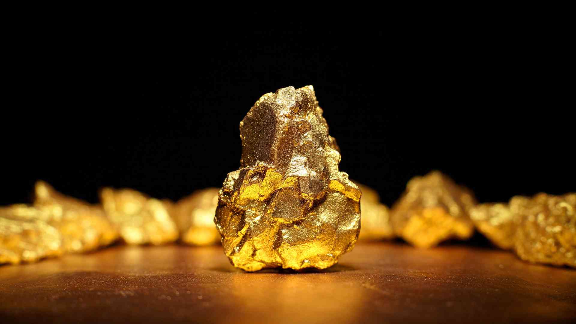 الذهب يواصل ارتفاعه لمستويات قياسية