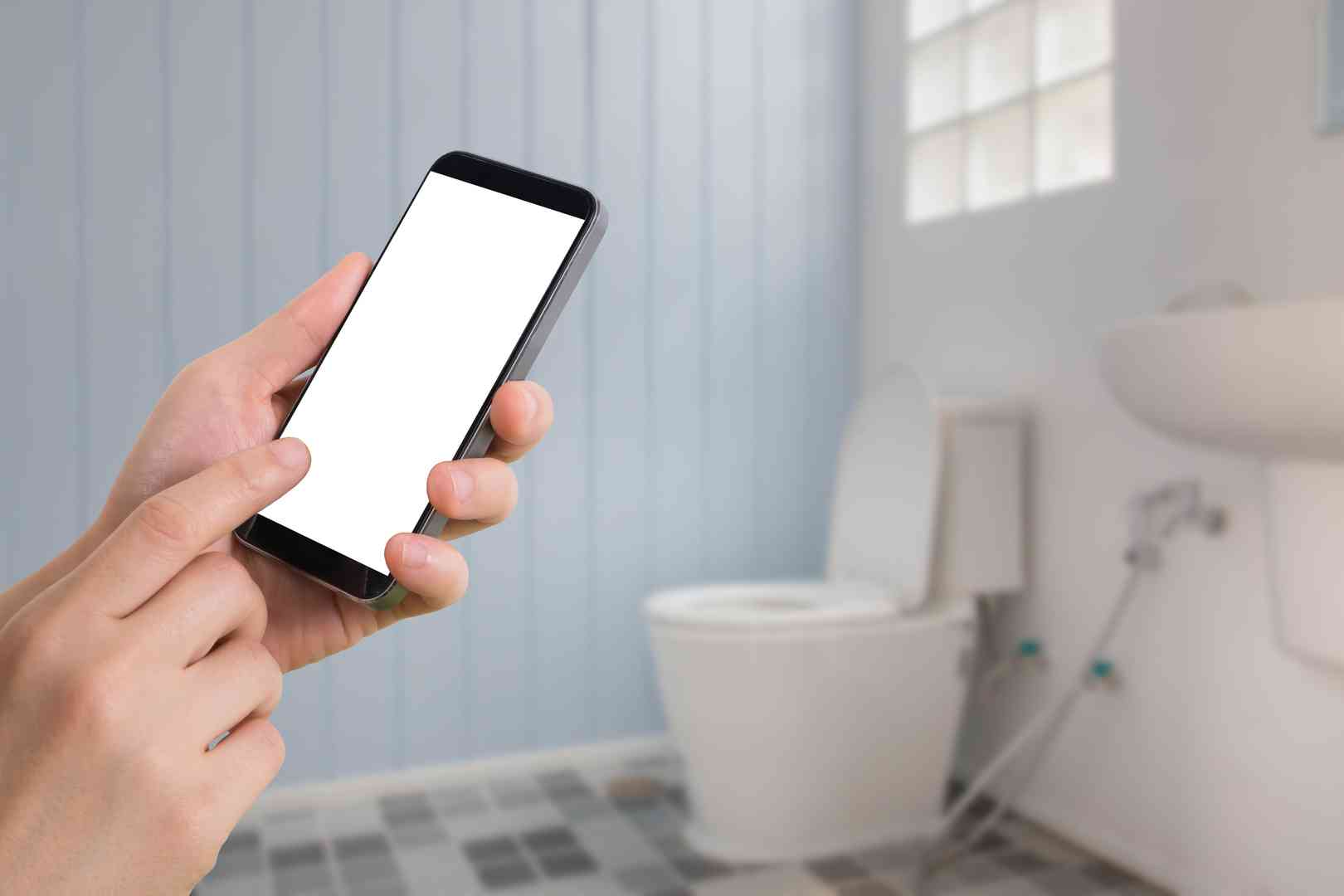 دراسة تكشف ضررا كبيرا لاستخدام الهاتف في الحمّام