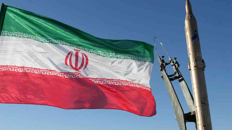 إيران تحدد موعدا تقريبيا لضرب إسرائيل.. وتحذر دولا