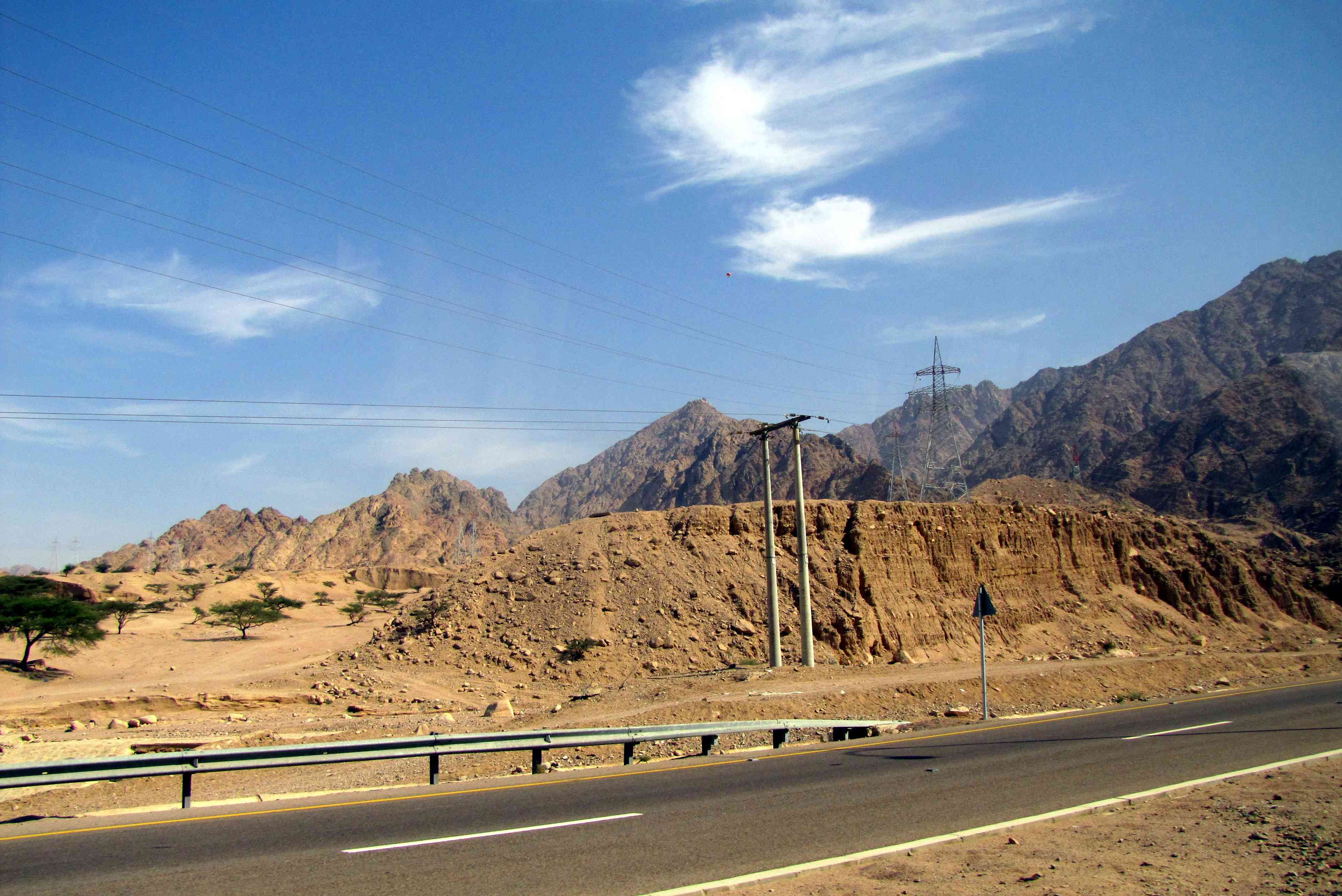الأشغال .. عطاءان جديدان على الطريق الصحراوي لمنطقة المريغة وجسر الاتحاد
