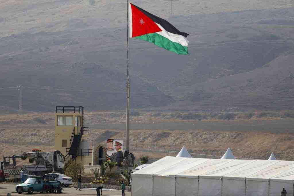 إعلام عبري: بدء اعتراض المسيرات في أجواء الأردن