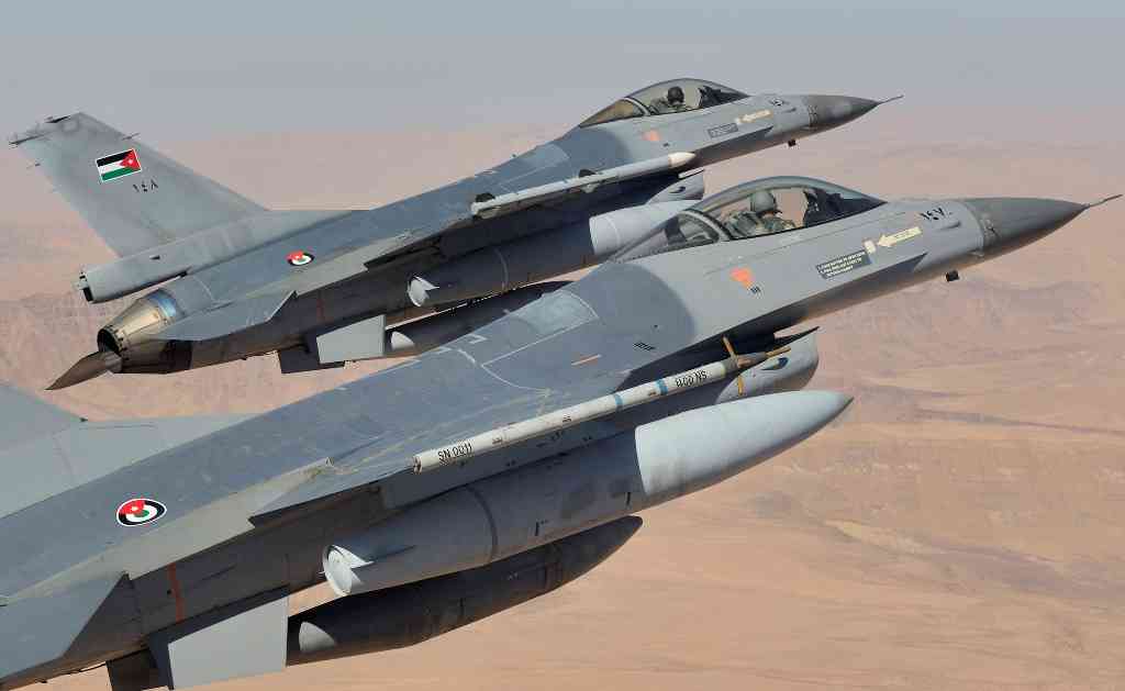 رصد طيران حربي كثيف في سماء عمان وبعض المحافظات (فيديو)