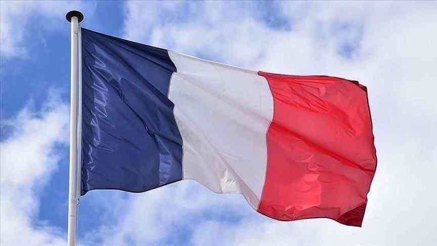 فرنسا توصي رعاياها بمغادرة إيران