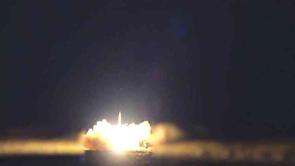 9 صواريخ إيرانية تصيب قاعدتين إسرائيليتين في النقب