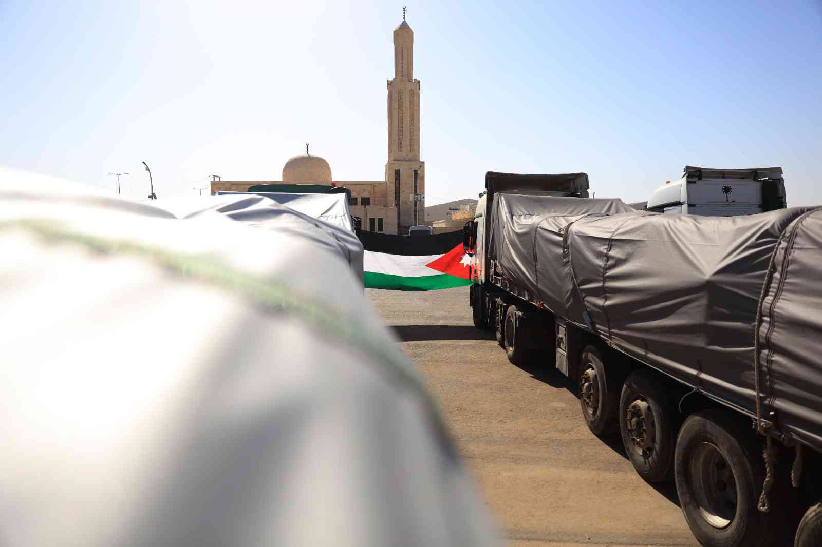 الأردن يُسيّر 75 شاحنة جديدة إلى غزة (فيديو)