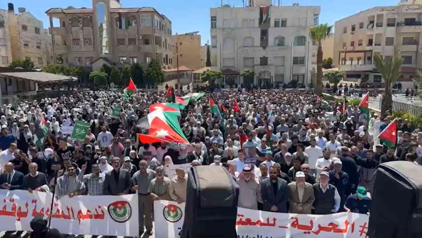 اعتصام حاشد لآلاف الأردنيين قرب سفارة الاحتلال
