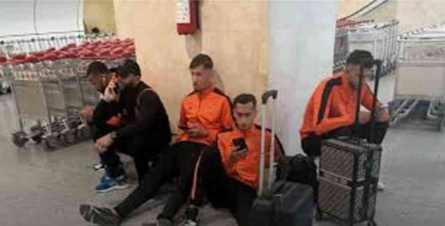احتجاز فريق كروي مغربي في مطار جزائري يفاقم التوتر بين البلدين