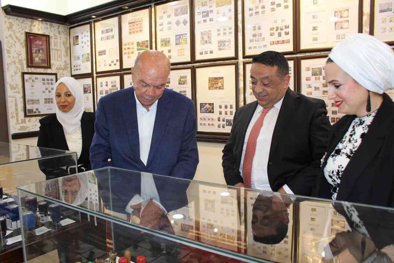 الفايز يزور متحف الطوابع البريدية في عمان (صور)