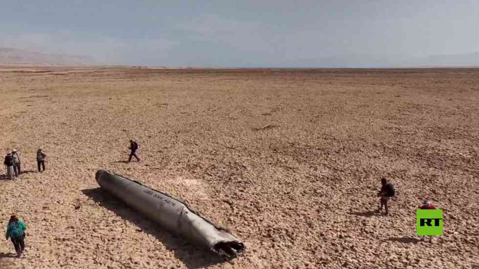 بالفيديو.. سياح يعثرون على صاروخ في صحراء قرب البحر الميت