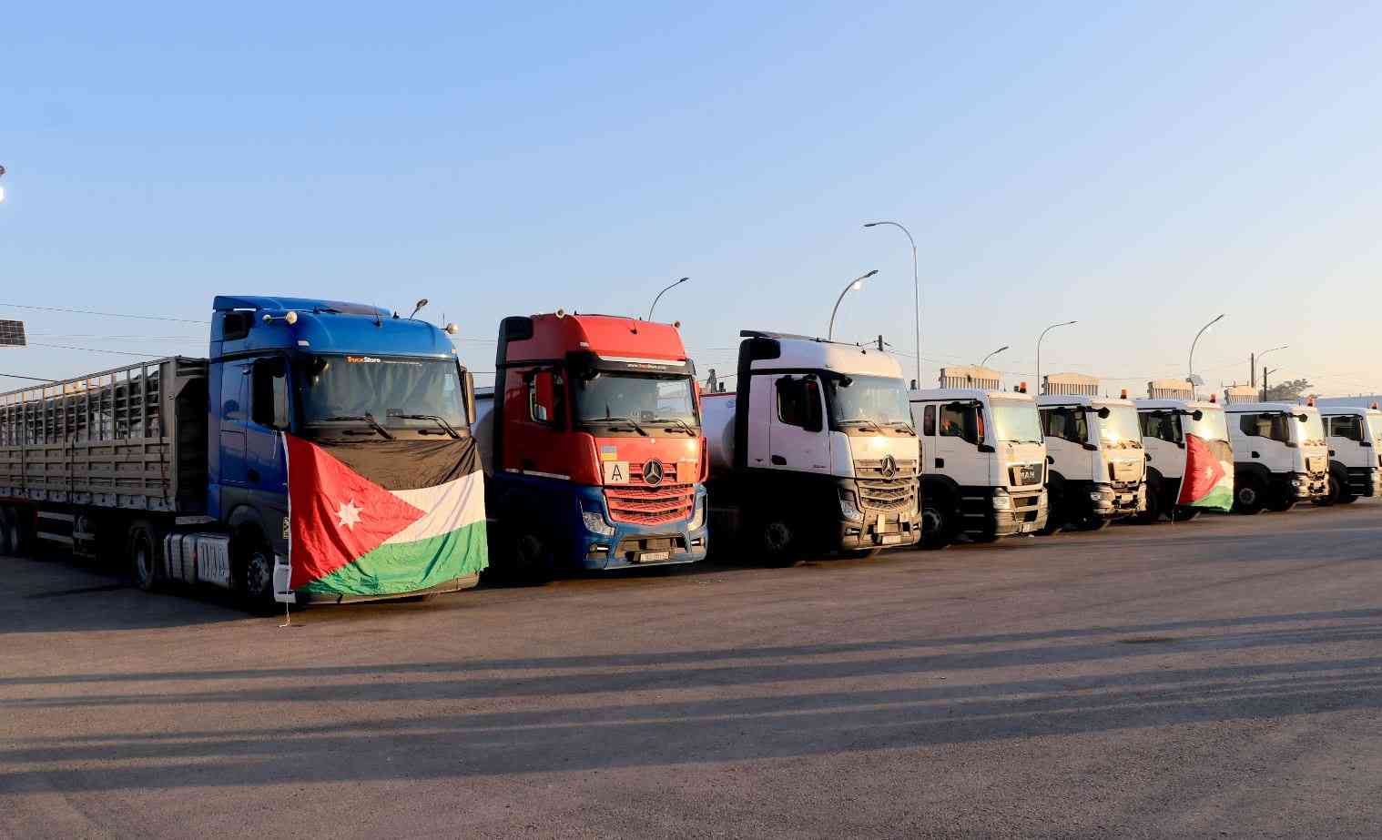 القوات المسلحة: إرسال 51 شاحنة مساعدات إلى غزة (صور)