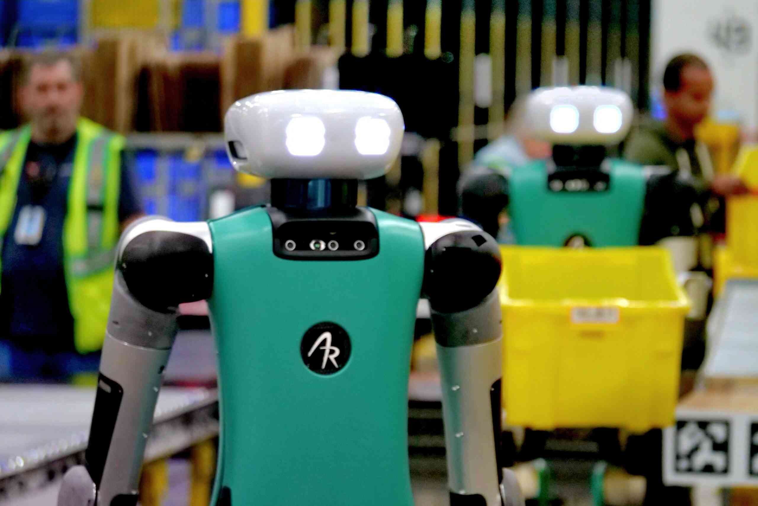 أمازون تستبدل 100 ألف موظف بـ 750 ألف روبوت