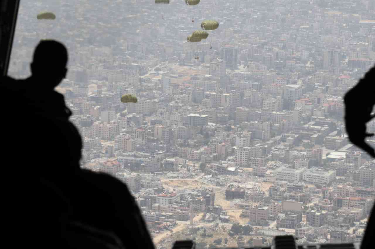 القوات المسلحة الأردنية تنفذ 7 إنزالات جوية جديدة (صور)
