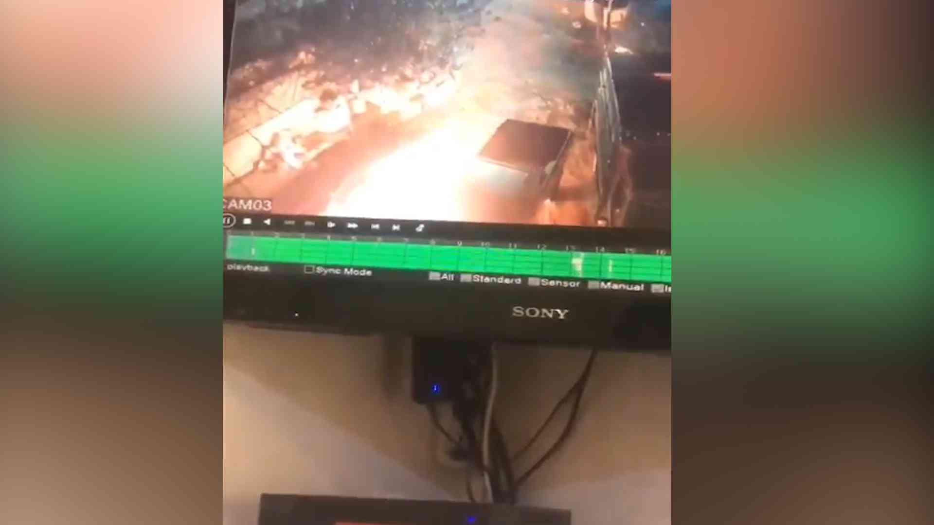 مجهولون يحرقون مركبة مواطن أمام منزله (فيديو)