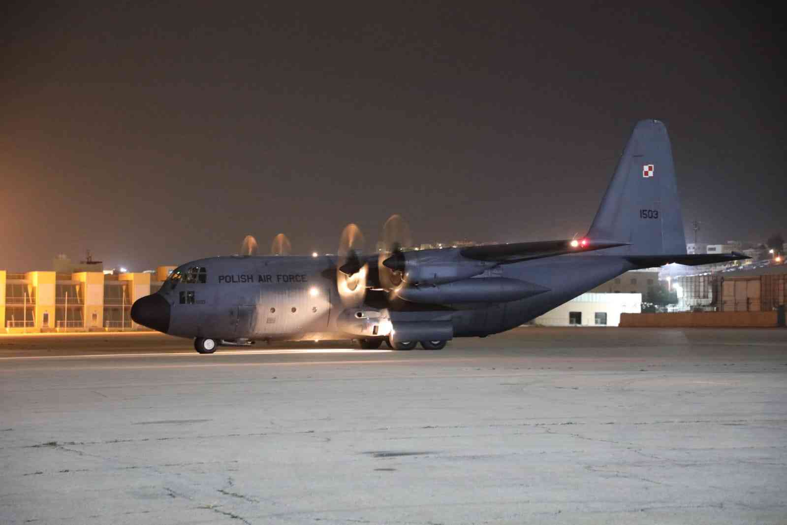 وصول طائرة مساعدات بولندية إلى مطار ماركا العسكري - صور